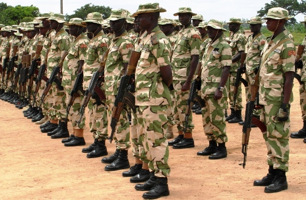 Graduandos do básico do Exército nigeriano CTCOIN 4 semanas programa de Proficiência